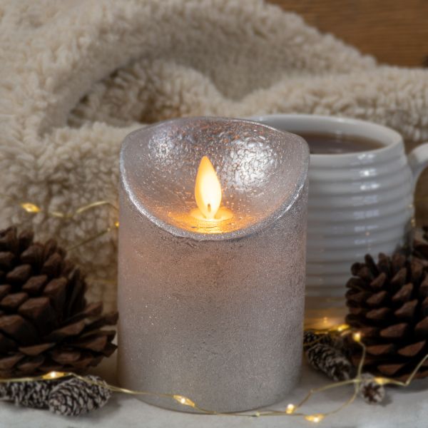 LED Echtwachskerze mit Timer und beweglicher Flamme | 7,5x10 cm Silber